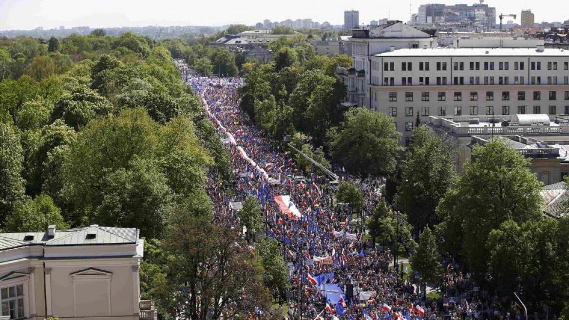 Πολωνία: Πάνω από 200.000 άτομα διαδήλωσαν εναντίον της κυβέρνησης